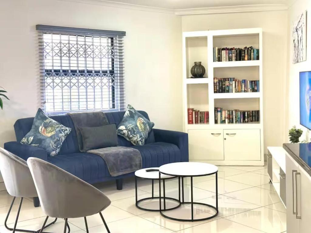 Holiday home Blue And Grey Escape Central Umhlanga With Rooftop Views Sleeps 6 *