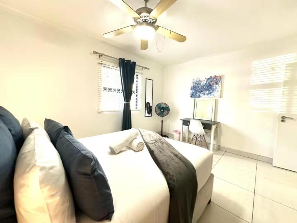 Blue And Grey Escape Central Umhlanga With Rooftop Views Sleeps 6 Holiday home *
