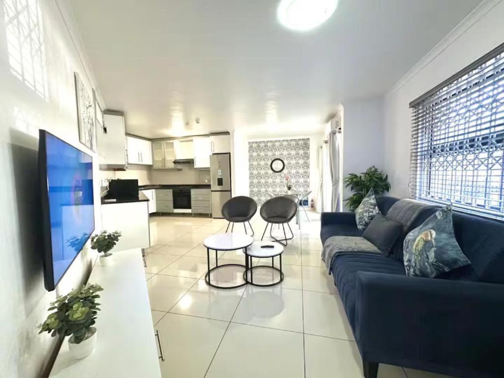 Blue And Grey Escape Central Umhlanga With Rooftop Views Sleeps 6 Holiday home *
