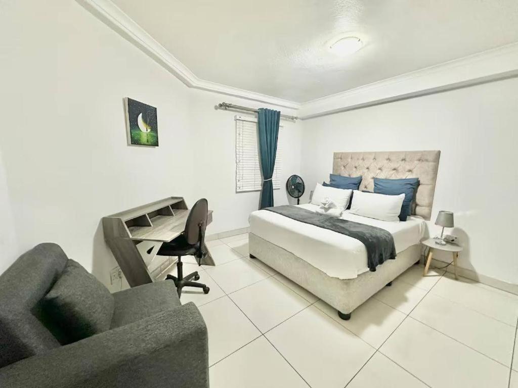 Blue And Grey Escape Central Umhlanga With Rooftop Views Sleeps 6 * Durban