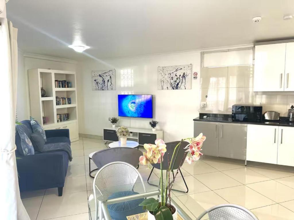 Blue And Grey Escape Central Umhlanga With Rooftop Views Sleeps 6 Holiday home